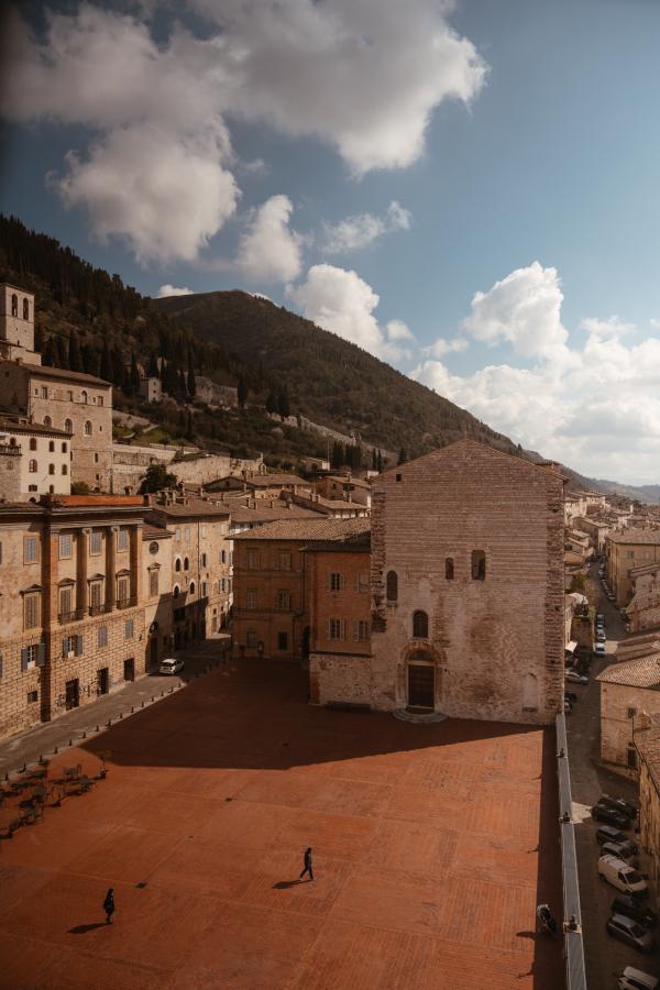 Vista da Palazzo dei Consoli della piazza Grande del comune e del Monte Ingino.